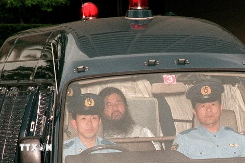 Thủ lĩnh giáo phái AUM Shinrikyo Shoko Asahara (giữa) được áp giải tới tòa án quận Tokyo tháng 7/1995. (Nguồn: AFP/TTXVN)