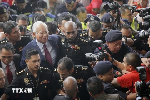 Cựu Thủ tướng Malaysia Najib Razak (giữa, trái) tới Tòa thượng thẩm Kuala Lumpur ngày 4/7. (Nguồn: EPA/TTXVN)
