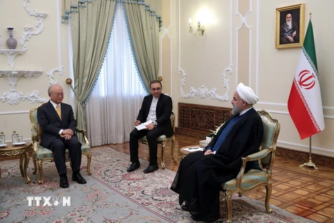Tổng thống Iran Hassan Rouhani (phải) tại cuộc gặp Tổng Giám đốc IAEA Yukiya Amano (trái) ở Tehran, Iran ngày 29/10/2017. (Nguồn: AFP/TTXVN)