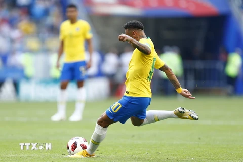 Cầu thủ Neymar của Brazil ghi bàn trong trận đấu Brazil-Mexico ở Samara ngày 2/7. (Nguồn: AFP/TTXVN) 