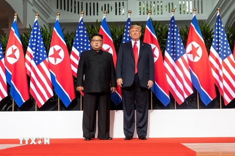 Tổng thống Mỹ Donald Trump (phải) trong cuộc gặp Nhà lãnh đạo Triều Tiên Kim Jong-un tại Singapore ngày 12/6. (Nguồn: AFP/TTXVN)