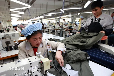 Công nhân làm việc tại Khu công nghiệp Kaesong năm 2013. (Nguồn: Getty Images/TTXVN)