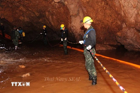 Lực lượng cứu hộ trong chiến dịch giải cứu đội bóng thiếu niên bị mắc kẹt trong hang Tham Luang ngày 6/7. (Nguồn :EPA-EFE/THAI NAVY SEAL/TTXVN)