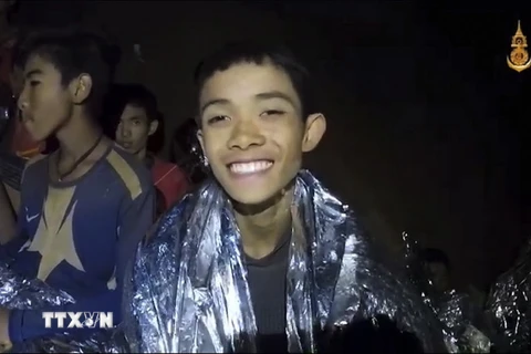 Các thành viên đội bóng thiếu niên được tìm thấy an toàn trong hang Tham Luang ngày 4/7. (Nguồn: EPA-EFE/TTXVN)