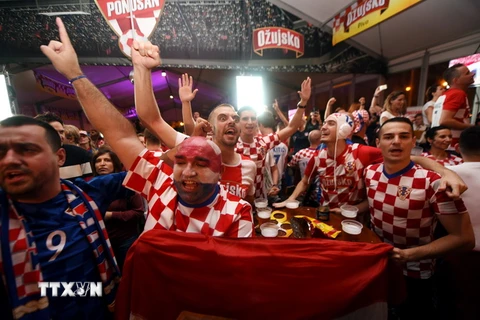 Cổ động viên của đội tuyển Croatia mừng chiến thắng sau trận bán kết World Cup 2018 giữa Croatia và Anh tại quảng trường ở Zagreb ngày 11/7. (Ảnh: AFP/TTXVN)