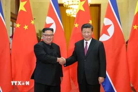 Chủ tịch Trung Quốc Tập Cận Bình (phải) và nhà lãnh đạo Triều Tiên Kim Jong-un trong cuộc gặp tại Bắc Kinh ngày 19/6. (Nguồn: THX/TTXVN)