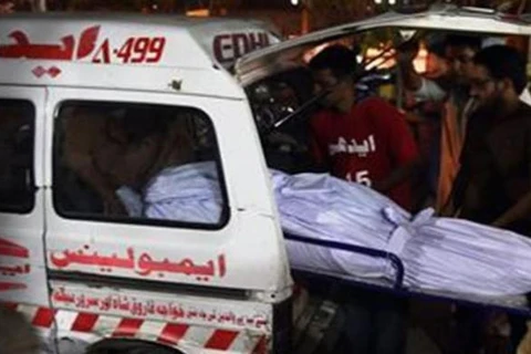 Vận chuyển nạn nhân của vụ tai nạn ở Pakistan. (Nguồn: dailymessenger.com.pk)