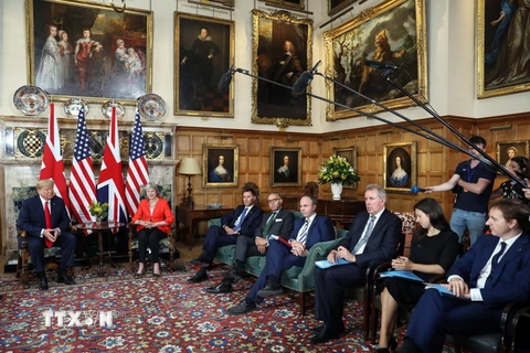Thủ tướng Anh Theresa May trong cuộc hội đàm với Tổng thống Mỹ Donald Trump tại Aylesbury, Anh ngày 13/7. (Nguồn: EPA/TTXVN) 