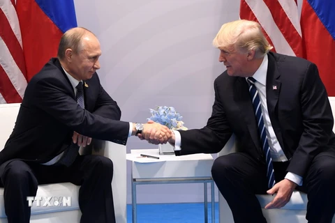 Tổng thống Mỹ Donald Trump (phải) và Tổng thống Nga Vladimir Putin (trái) trong cuộc gặp bên lề Hội nghị thượng đỉnh G20 tại Hamburg, Đức, ngày 7/7/2017. (Nguồn: AFP/TTXVN)