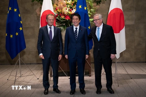 Thủ tướng Nhật Bản Shinzo Abe (giữa), Chủ tịch Ủy ban châu Âu (EC) Jean-Claude Juncker (phải) và Chủ tịch Hội đồng châu Âu Donald Tusk (trái) tại cuộc gặp ở thủ đô Tokyo ngày 17/7. (Nguồn: AFP/TTXVN)