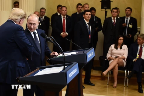 Tổng thống Nga Vladimir Putin (thứ 2, trái) và Tổng thống Mỹ Donald Trump (trái) trong cuộc họp báo chung sau cuộc gặp thượng đỉnh ở Helsinki, Phần Lan ngày 16/7. (Nguồn: AFP/TTXVN)
