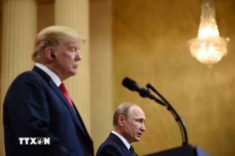 Tổng thống Nga Vladimir Putin (phải) và Tổng thống Mỹ Donald Trump trong cuộc họp báo chung sau cuộc gặp thượng đỉnh ở Helsinki, Phần Lan ngày 16/7. (Nguồn: AFP/TTXVN)