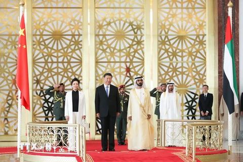 Thủ tướng UAE Sheikh Mohammed bin Rashid Al Maktoum (thứ 2, phải) và Chủ tịch Trung Quốc Tập Cận Bình (thứ 2, trái) tại lễ đón ở Abu Dhabi ngày 19/7. (Nguồn: THX/TTXVN)