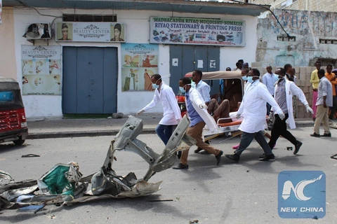 Vận chuyển người bị thương trong một vụ nổ ở Somalia. (Nguồn: Tân Hoa xã)