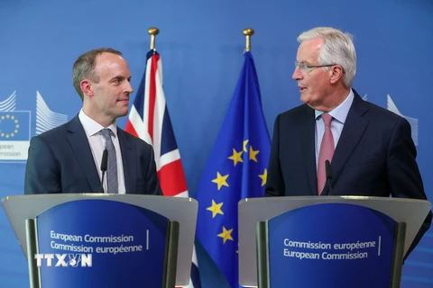 Bộ trưởng phụ trách Brexit của Anh Dominic Raab (trái) và trưởng đoàn đàm phán Brexit của EU Michel Barnier trong cuộc họp báo tại Brussels, Bỉ ngày 19/7. (Nguồn: AFP/TTXVN)