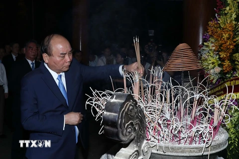 Thủ tướng Nguyễn Xuân Phúc dâng hương tại Nhà bia tưởng niệm Liệt sỹ thanh niên xung phong toàn quốc tại Khu di tích Ngã ba Đồng Lộc. (Ảnh: Thống Nhất/TTXVN)