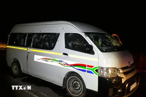 Chiếc minibus với nhiều vết đạn xuyên qua tại hiện trường vụ việc. (Nguồn: The Guardian/TTXVN)
