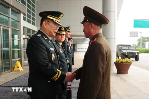 Các quan chức quân sự Hàn Quốc (bên trái) và Triều Tiên (bên phải) tới dự cuộc đối thoại tại Paju ngày 25/6. (Nguồn: YONHAP/TTXVN)