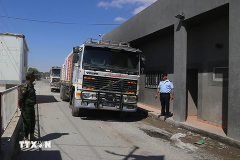 Xe tải chở hàng hóa tại cửa khẩu Kerem Shalom ở thành phố Rafah, Dải Gaza ngày 10/7. (Nguồn: THX/TTXVN)