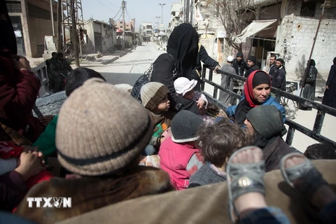 Người dân Syria sơ tán khỏi Đông Ghouta ngày 4/3. (Nguồn: AFP/TTXVN)