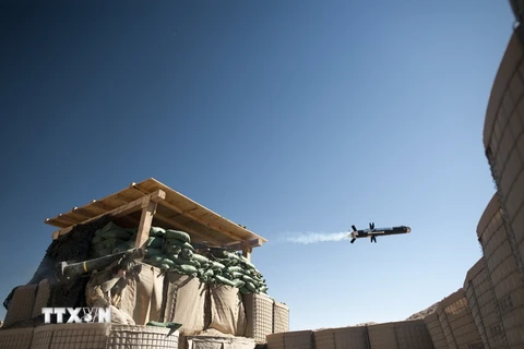 Hải quân Mỹ phóng tên lửa chống tăng Javelin tại căn cứ quân sự Mirage, tỉnh Helmand ngày 8/2/2011. (Nguồn: AFP/TTXVN)