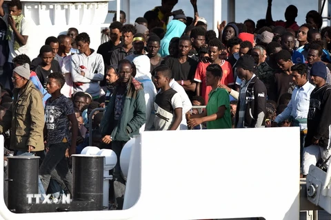 Người di cư tới cảng Sicily, Italy sau khi được cứu trên biển Địa Trung Hải ngày 13/6. (Nguồn: AFP/TTXVN)