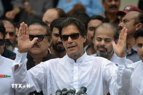 Chính trị gia Imran Khan phát biểu sau khi bỏ phiếu trong cuộc tổng tuyển cử tại Islamabad ngày 25/7. (Nguồn: AFP/TTXVN)