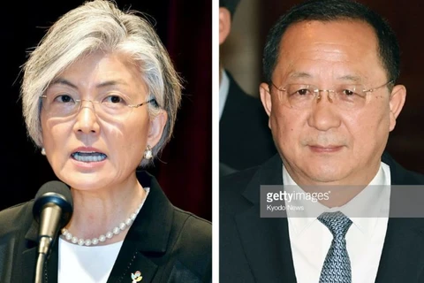 Ngoại trưởng Hàn Quốc Kang Kyung-wha (trái) và người đồng cấp Triều Tiên Ri Yong-ho. (Nguồn: Getty Images/Kyodo)