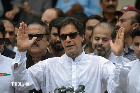 Ông Imran Khan (giữa) phát biểu tại Islamabad ngày 25/7. (Nguồn: AFP/TTXVN)