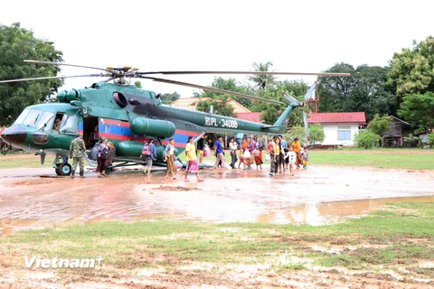 Người dân sơ tán khỏi khu vực nguy hiểm sau sự cố vỡ đập thủy điện ở Attapeu, Lào. (Nguồn: KPL/TTXVN)
