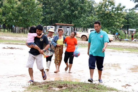 Người dân sơ tán khỏi khu vực nguy hiểm sau sự cố vỡ đập thủy điện ở Attepeu, Lào. (Nguồn: KPL/ TTXVN)
