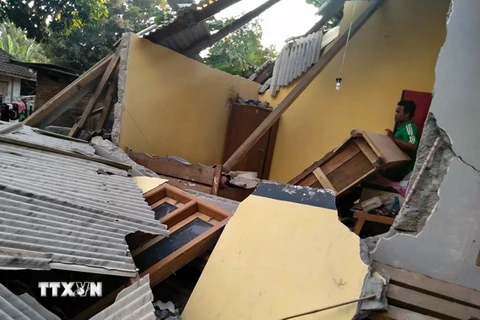 Một ngôi nhà bị đổ sập sau trận động đất. (Nguồn: AFP/TTXVN)