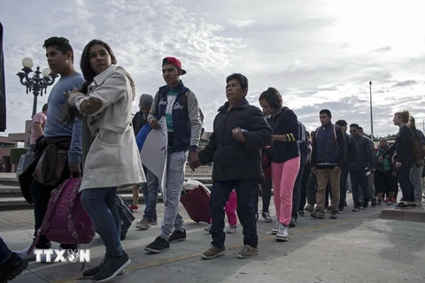 Người nhập cư tại khu vực cảng El Chaparral ở Tijuana, biên giới Mexico-Mỹ. (Nguồn: AFP/TTXVN)