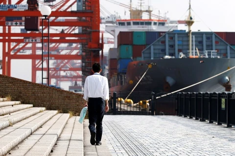 Tàu chở container tại một cảng ở Tokyo. (Nguồn: Reuters)