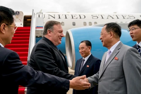 Ngoại trưởng Mỹ Mike Pompeo (trái) và người đồng cấp Triều Tiên Ri Yong Ho. (Nguồn: Reuters) 