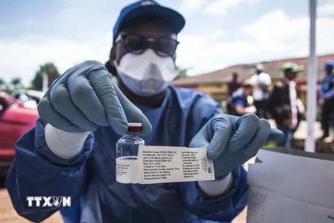 Nhân viên y tế chuẩn bị vắc\xin Ebola để tiêm cho người dân tại Mbandaka, CHDC Congo ngày 21/5. (Nguồn: EPA-EFE/TTXVN)