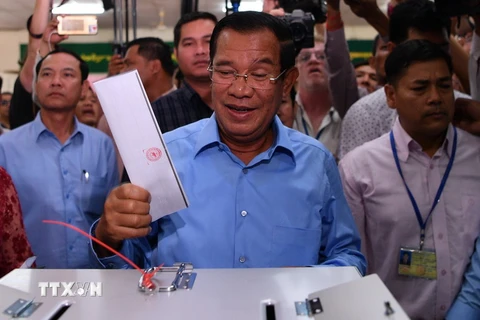 Thủ tướng Samdech Techo Hun Sen (giữa), Chủ tịch đảng Nhân dân Campuchia (CPP) cầm quyền bỏ phiếu tại điểm bầu cử ở Phnom Penh ngày 29/7. (Nguồn: AFP/TTXVN)