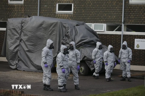 Lực lượng chức năng điều tra tại khu vực điệp viên người Nga và con gái được cho là nhiễm độc chất độc Novichok ở Salisbury, Anh ngày 10/3. (Nguồn: AFP/TTXVN)