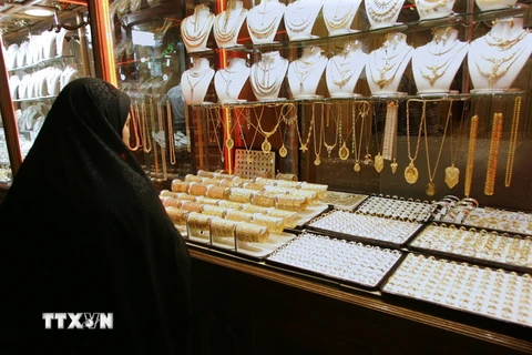 Tại một cửa hàng kim hoàn ở tỉnh Đông Azerbaijan, miền Tây Bắc Iran. (Nguồn: AFP/TTXVN)