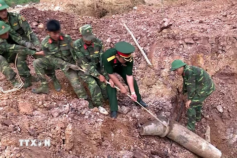 Lực lượng bộ đội công binh tỉnh Quảng Trị đã phát hiện một quả bom nặng hơn 240kg, có chiều dài 1,6m, nằm ở độ sâu dưới lòng đất hơn 6m, ngày 19/4/2017. (Ảnh: Trần Tĩnh/TTXVN)