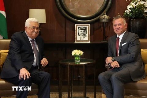 Tổng thống Palestinian Mahmoud Abbas (trái) trong cuộc gặp Quốc vương Jordan Abdullah II nhân chuyến thăm Amman ngày 8/8. (Nguồn: THX/TTXVN)