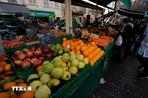 Người dân mua sắm tại một siêu thị ở Marseille. (Nguồn: AFP/TTXVN)