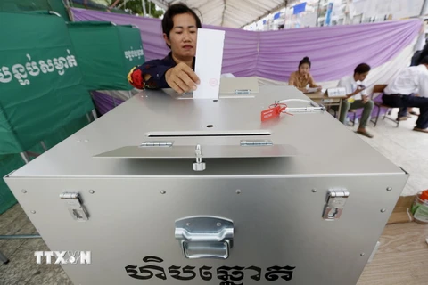 Cử tri bỏ phiếu tại một điểm bầu cử ở Phnom Penh, Campuchia ngày 29/7. (Nguồn: EPA/TTXVN) 