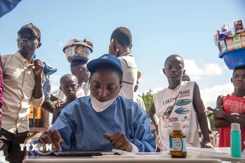 Nhân viên y tế chuẩn bị tiêm vắcxin phòng Ebola cho người dân ở Mbandaka, Cộng hòa Dân chủ Congo ngày 21/5. (Nguồn: AFP/TTXVN)