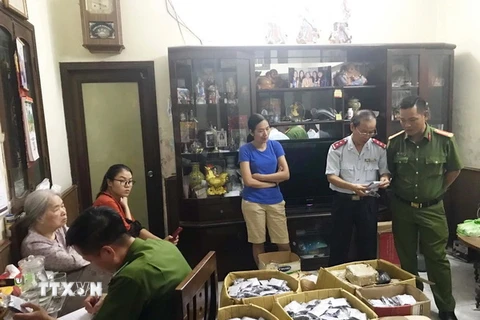 Lực lượng chức năng kiểm tra cơ sở sản xuất, tiêu thụ thuốc không phép của bà Nguyễn Thị Nga. (Ảnh: Trần Hoàng Ngọc/TTXVN) 
