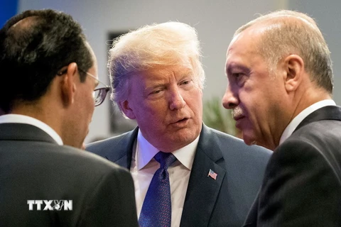 Tổng thống Mỹ Donald Trump (giữa) thảo luận với người đồng cấp Thổ Nhĩ Kỳ Recep Tayyip Erdogan (phải) tại hội nghị thượng đỉnh Tổ chức Hiệp ước Bắc Đại Tây Dương (NATO) ở Brussels, Bỉ ngày 10/7. (Nguồn: AFP/TTXVN)