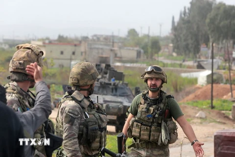 Binh sỹ Thổ Nhĩ Kỳ tại trạm kiểm soát an ninh ở Afrin, Syria ngày 20/3. (Nguồn: THX/TTXVN)