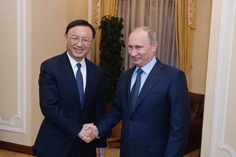 Tổng thống Nga Vladimir Putin và Ủy viên Bộ Chính trị Ban chấp hành Trung ương Đảng Cộng sản Trung Quốc Dương Khiết Trì. (Nguồn: China-embassy.org)