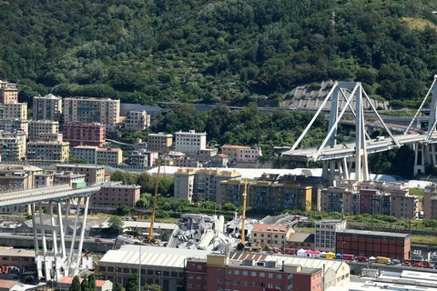 Cầu cạn Morandi ở Genoa bị sập một khoảng dài tới 200m. (Nguồn: THX/TTXVN)