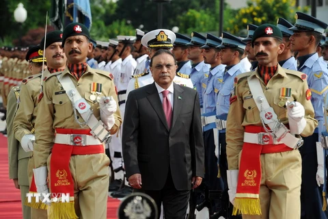 Ông Asif Ali Zardari (giữa) khi còn giữ chức Tổng thống Pakistan. (Nguồn: AFP/TTXVN)